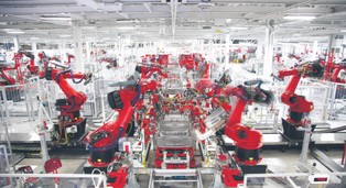 Za kierownicą Tesli nie siedzi Elon Musk. Kim jest Zach Kirkhorn?