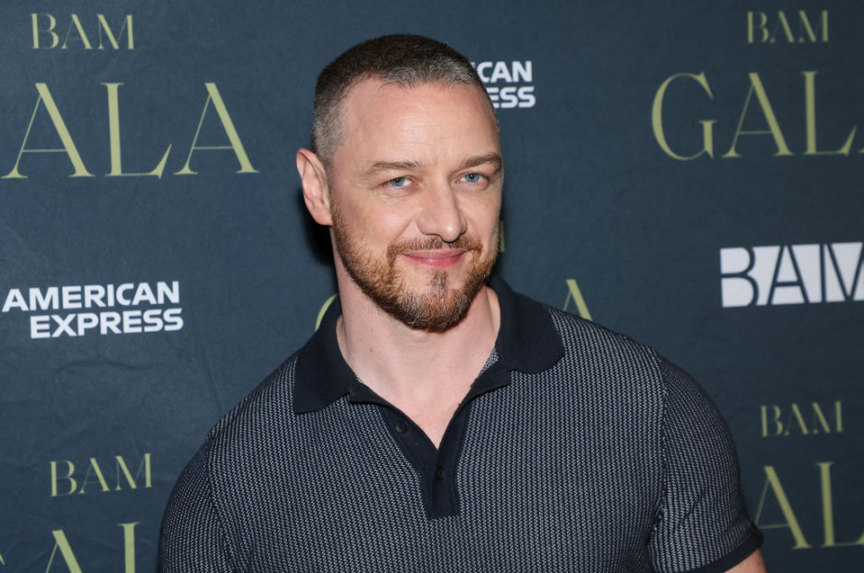 James McAvoy i biały królik