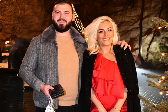 DOK ON LJUBI DRUGU, GOGA POKAZALA KO JE SADA CEO NJEN SVET! Sa ćerkom i sinom slavi Vrbicu, a mališani oko glave nose venčiće: Oduševila sve prizorom