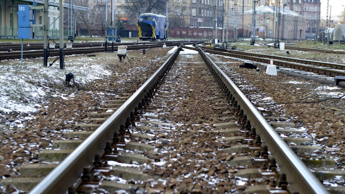 Pierwszy dzień roboczy nowego rozkładu jazdy nie jest szczęśliwy dla pasażerów Kolei Śląskich. Według stanu na godz.14:00 na trasę nie wyjechało 46 pociągów. Spółka zapewnia, że o 16:00 przywrócono kursowanie zgodnie z rozkładem.