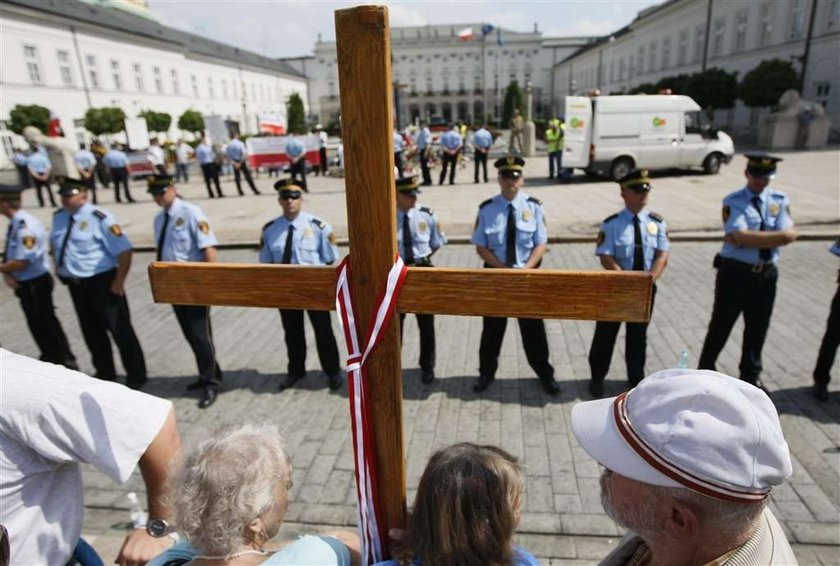 Krzyż zostaje przed Pałacem Prezydenckim. Relacja na żywo!