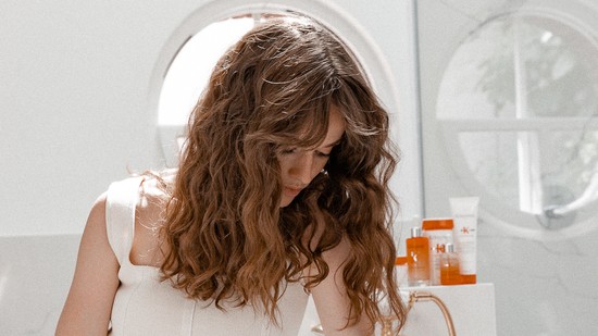 Száraz és nehezen fésülhető a hajad? Így teheted  ragyogóvá pár lépésben - tuti tippek a mesterfodrásztól