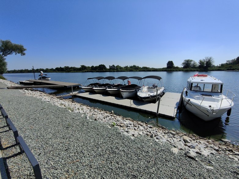 Łódki na wynajem czekają na klientów. Ci jednak boją się pływać po Odrze