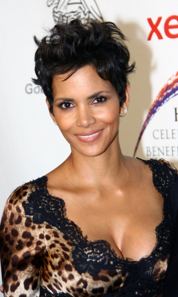 Halle Berry opuści USA przez paparazzi?