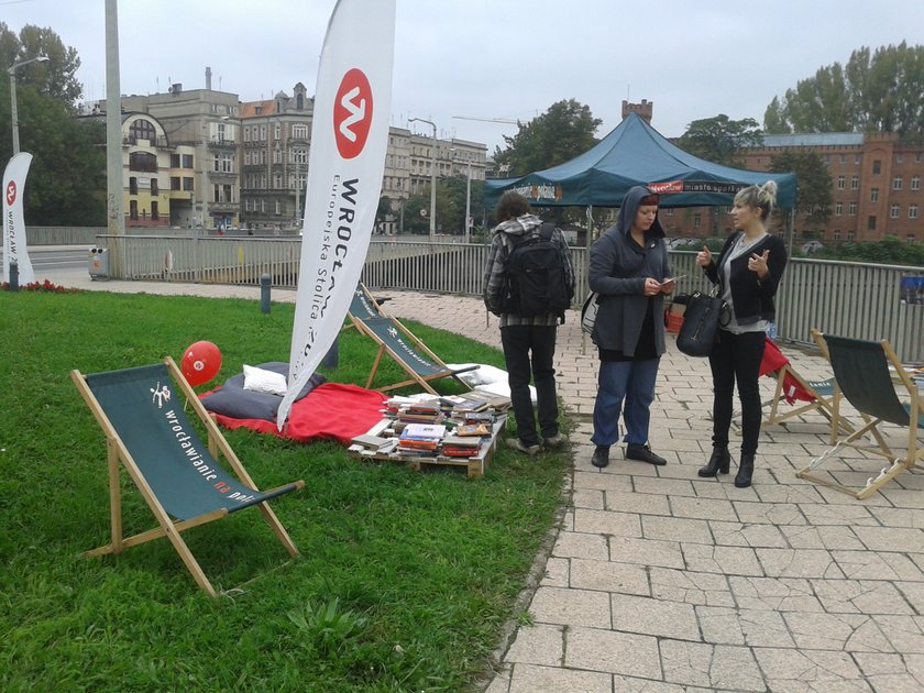 Czytelnia plenerowa na Moście Uniwersyteckim we Wrocławiu