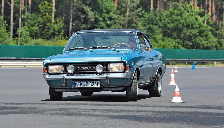 „Sportowy grill, światła Taghell i dwie potężne rury wydechowe” – tak reklamował Opel swojego sportowego Commodore Coupé. To brzmi zarozumiale, ale auto rozpędzało się do 200 km/h i miało z przodu spoiler!