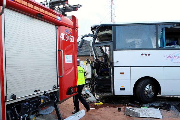 Miejsce wypadku dwóch autokarów na drodze krajowej nr 74 w miejscowości Rusiec koło Bełchatowa