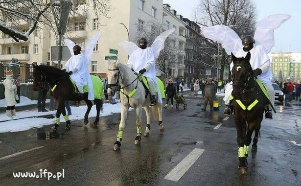 Kto kazał przebrać się policjantom w stroje aniołów podczas Orszaku Trzech Króli? "Przebranie naraziło nas na śmieszność"