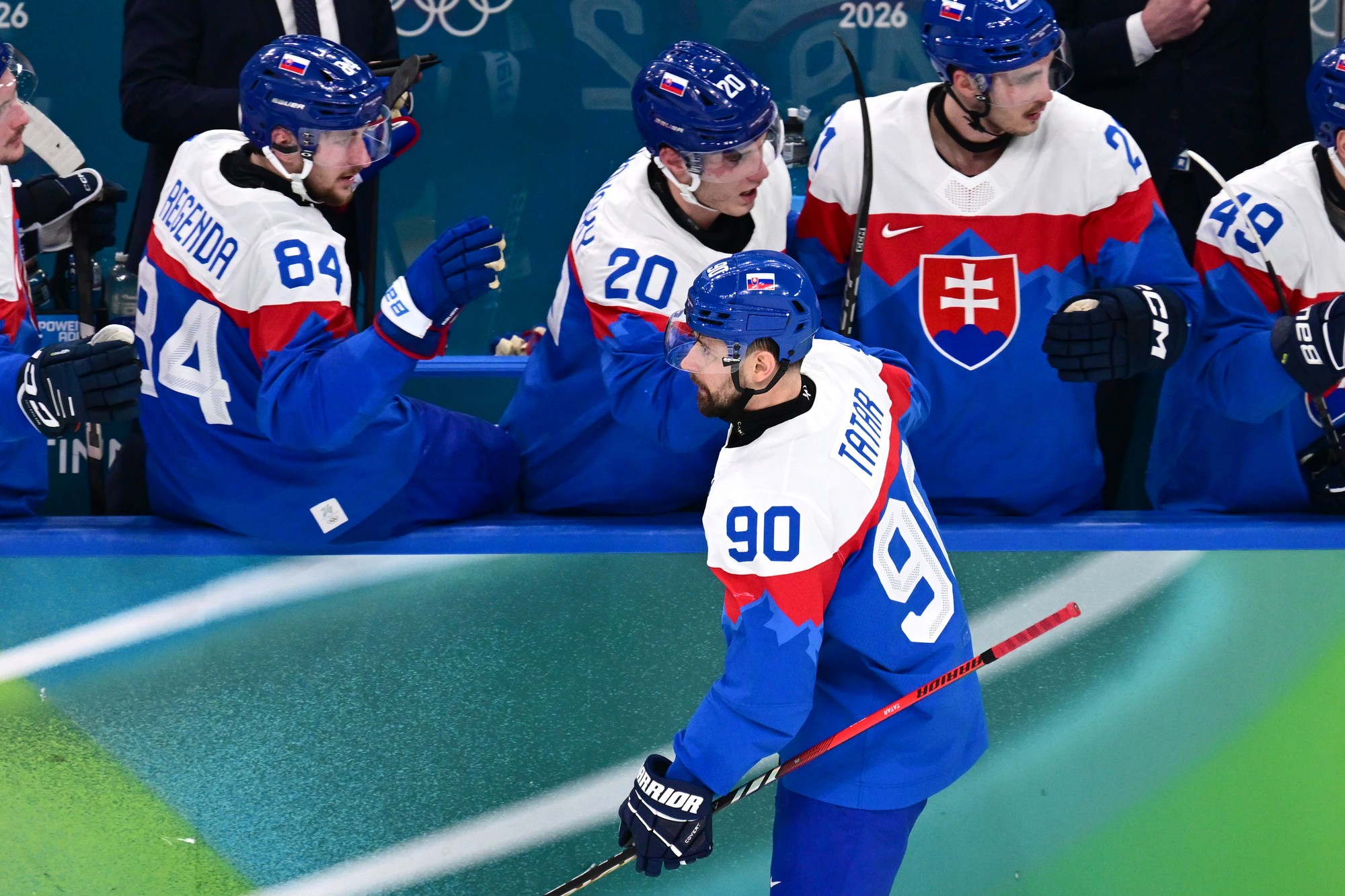 Kapitán slovenskej hokejovej reprezentácie Tomáš Tatar (90) sa teší z gólu na 1:2, zľava jeho spoluhráči Pavol Regenda (84) a Juraj Slafkovský (20). 