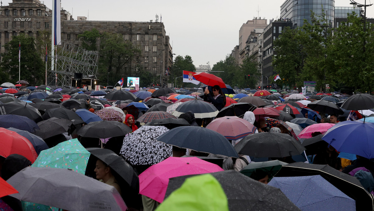 Po raz czwarty od tragicznych strzelanin z początku maja dziesiątki tysięcy mieszkańców Serbii zgromadziło się w Belgradzie, by zaprotestować przeciwko przemocy. Demonstranci otoczyli w sobotę siedzibę nadawcy publicznego RTS.