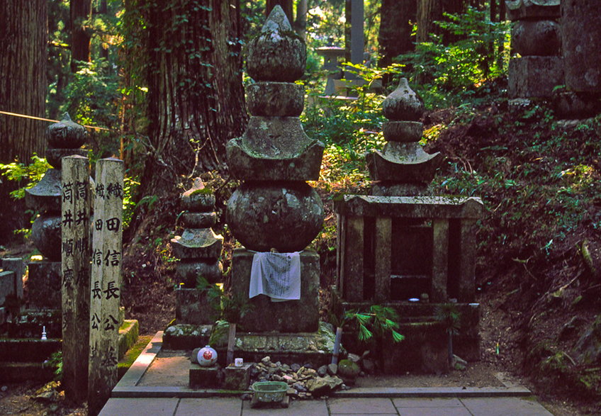 Grób Ody Nobunagi na górze Koya, fot. Velesperun, domena publiczna