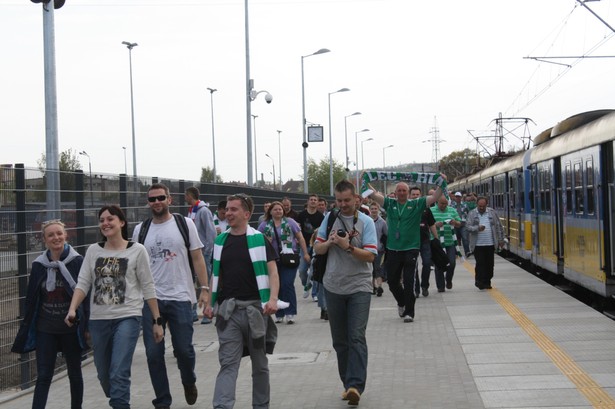 Kibice wysiadający z pociągu na stacji PKP Gdańsk Stadion Expo