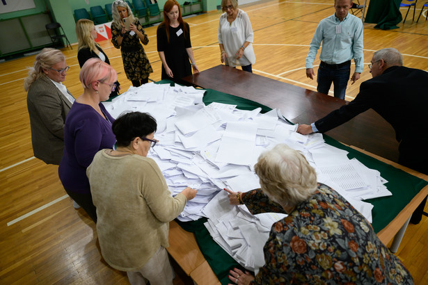Otwarcie urny wyborczej. Zakończyły się wybory 2023. Jak głosowały kobiety?