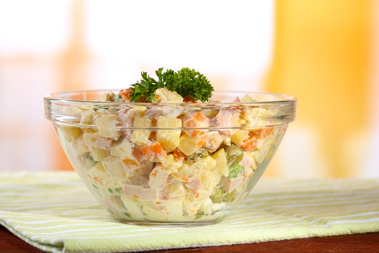 <b>Sałatka jarzynowa</b>
Niekwestionowana królowa świątecznego stołu.