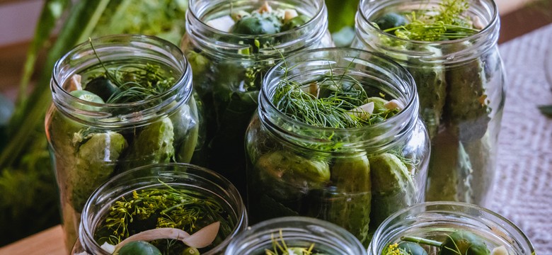 Babcina zasada 3 razy 3 – sekretny przepis na chrupiące i aromatyczne ogórki kiszone