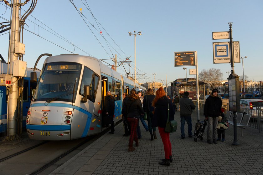 Elektroniczne tablice informacji pasażerskiej na przystanku tramwajowym przy pl. Jana Pawła II