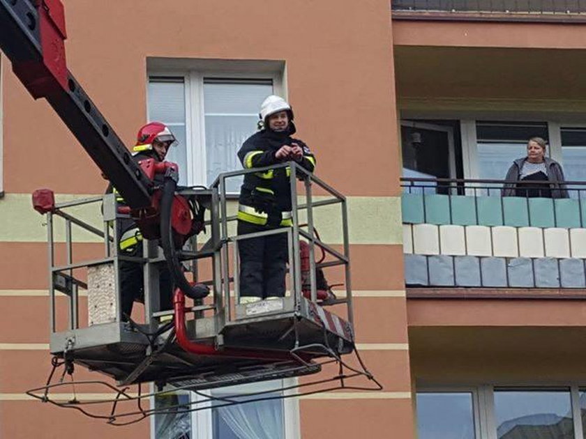 Dwulatek zamknął mamę na balkonie. Pomógł miś strażak