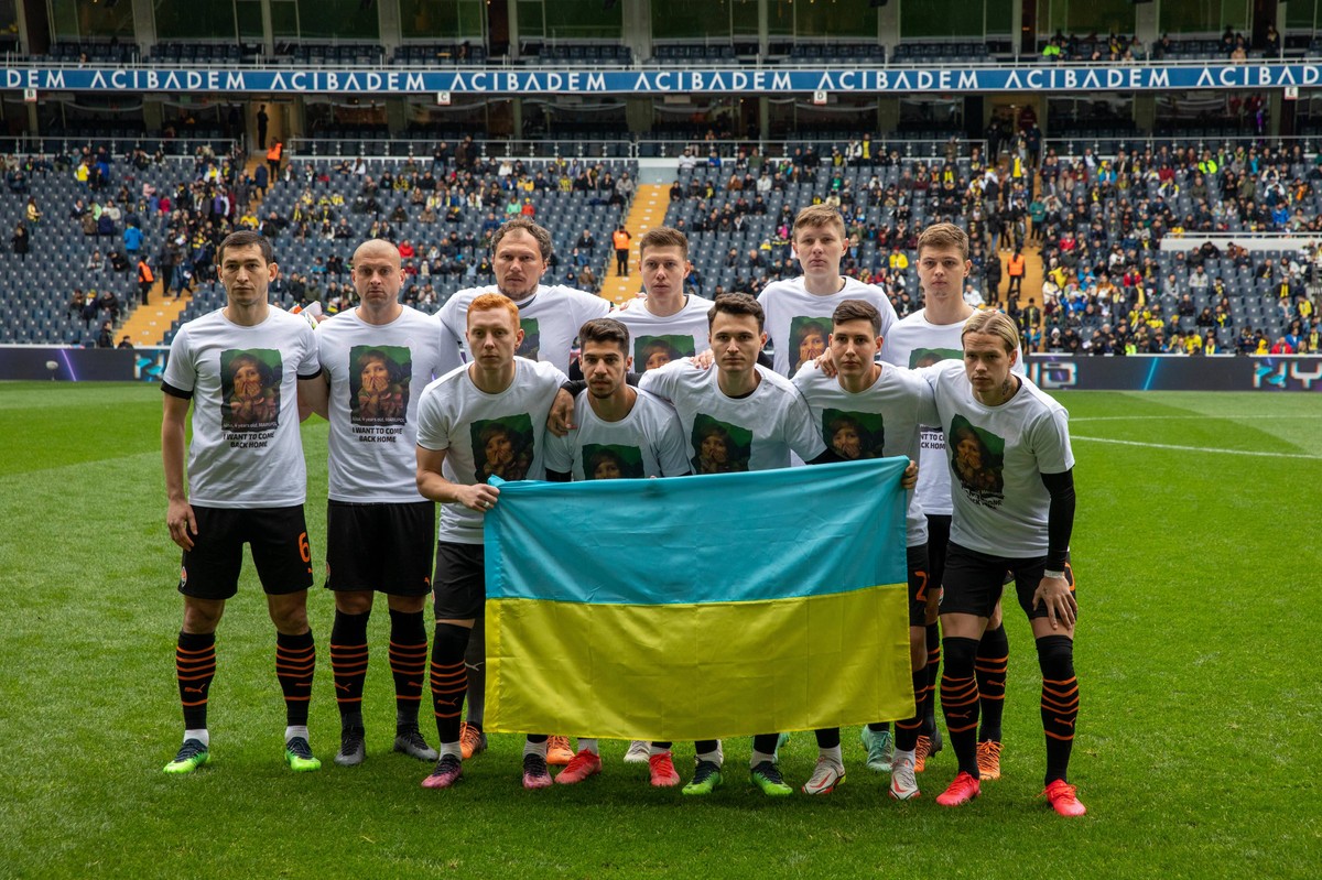 Piłkarze Szachtara Donieck przed meczem charytatywnym z Fenerbahce Stambuł w dn. 19 kwietnia br.