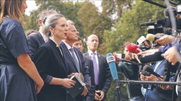 Macron chce koalicyjnego rządu. Nowy Front Ludowy nie składa broni