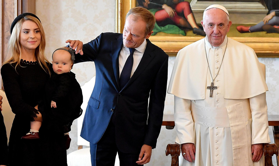 Donald Tusk w towarzystwie papieża Franciszka, córki Katarzyny i wnuczki