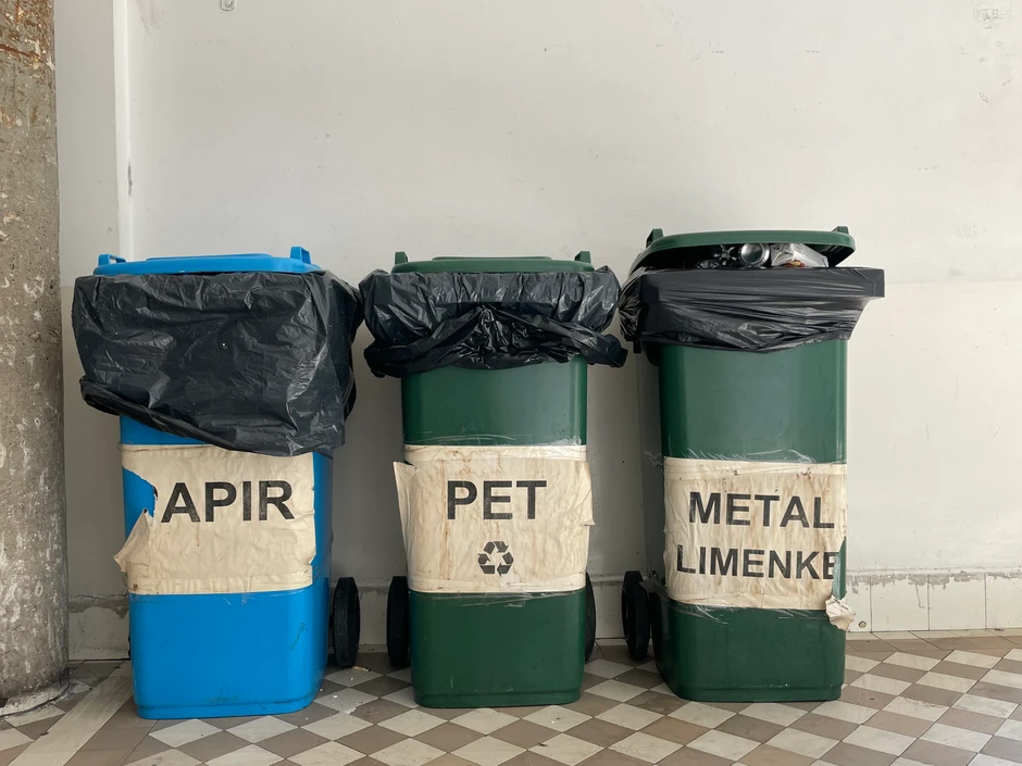 Ove kante smo pronašli, one za reciklažu baterija - nismo