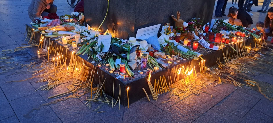 Novosađani pale sveće na Trgu slovode