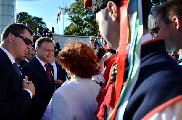 Prezydent RP Andrzej Duda rozmawia z przedstawicielami Polonii, po złożeniu wieńca pod Pomnikiem Wolności na Placu Wolności w Tallinie