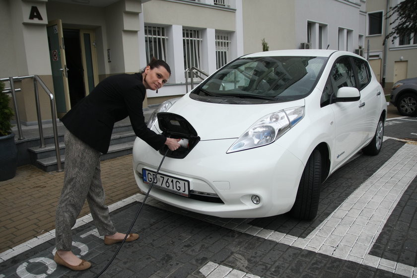 Elektryczny nissan leaf w urzędzie