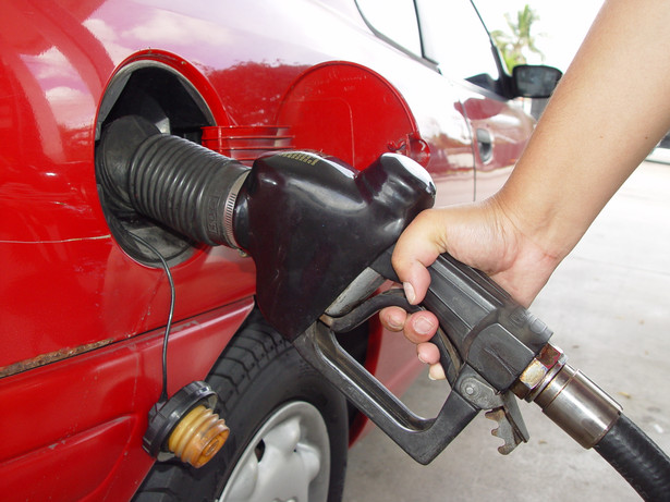 Średnie ceny benzyny spadły w ciągu miesiąca o 44 groszy