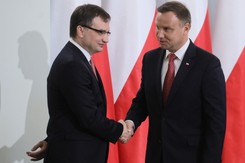 Pole minowe z kamieni milowych. Prezydent Duda wziął na siebie dużą odpowiedzialność
