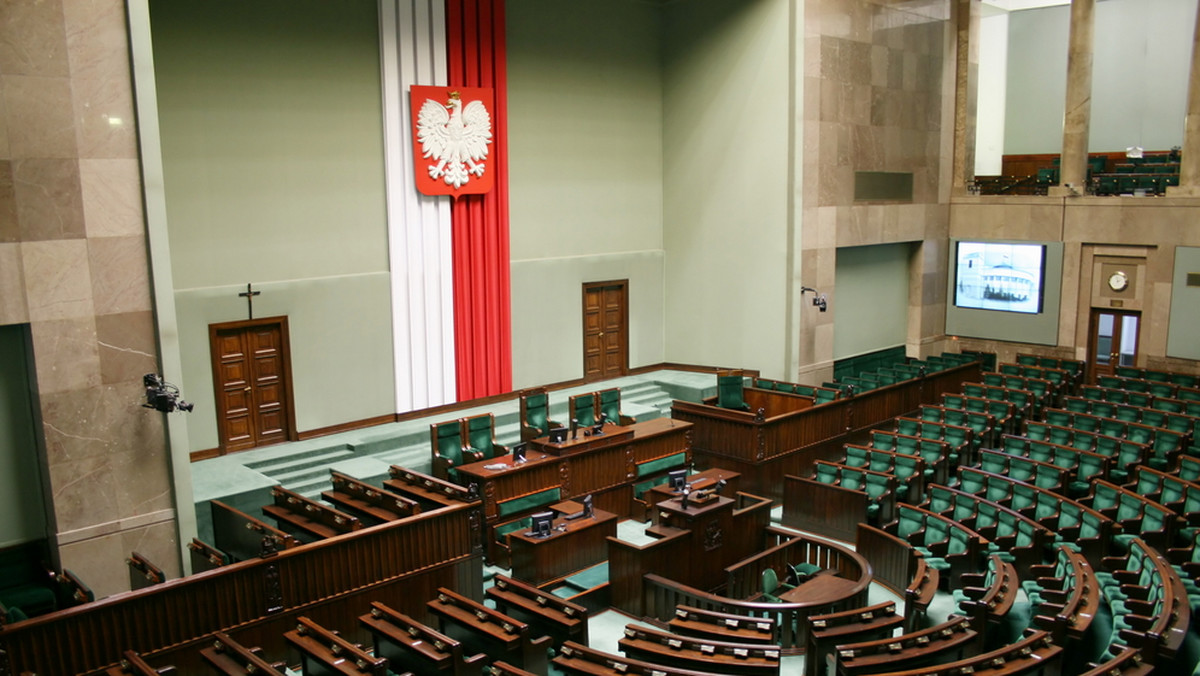 W czwartek po godz. 9 Sejm wznowił posiedzenie. Posłowie będą głosować nad omówionymi w poprzednich dniach projektami, w tym nad prezydenckim projektem dotyczącym kierowania państwem w czasie wojny.