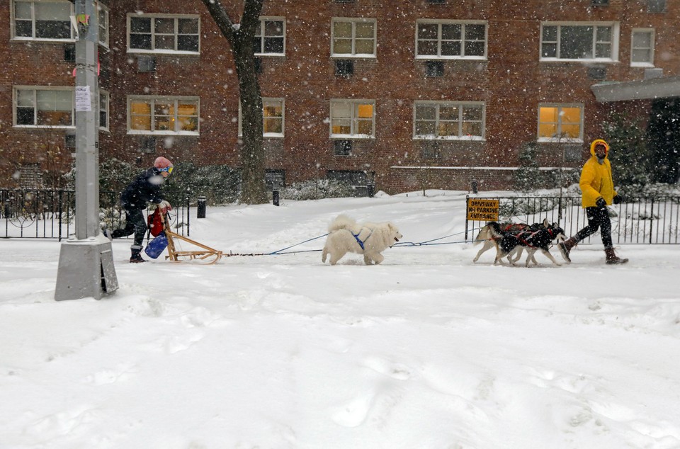 epa06417211 - USA NEW YORK SNOW STORM (Winter Snow Storm New York)