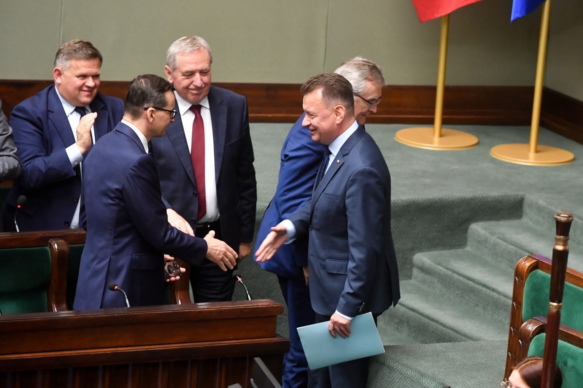 Warszawa, 07.07.2023. Minister obrony narodowej Mariusz Błaszczak (2P), minister - członek Rady Ministrów Henryk Kowalczyk (3P), wiceminister obrony narodowej Wojciech Skurkiewicz (L), premier Mateusz Morawiecki (2L), minister kultury i dziedzictwa narodowego Piotr Gliński (P) na sali obrad Sejmu w Warszawie, 7 bm. Trwa debata nad wnioskiem o wyrażenie wotum nieufności wobec ministra obrony narodowej Mariusza Błaszczaka. Wniosek został złożony przez kluby KO i Lewicy. (sko) PAP/Andrzej Lange