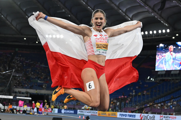 Pia Skrzyszowska cieszy się z brązowego medalu po finałowym biegu na 100 m ppł podczas lekkoatletycznych mistrzostw Europy w Rzymie