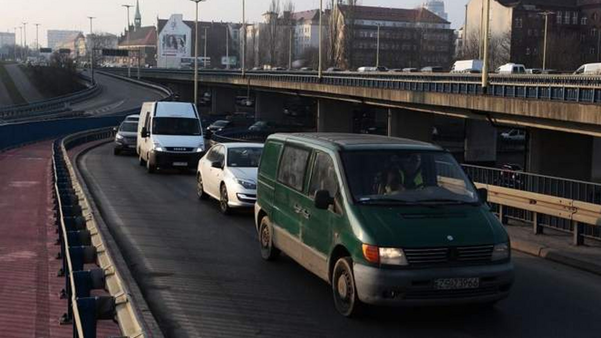W centrum Szczecina z minuty na minutę zagęszcza się. Kierowcy sygnalizują nam, że trudno przejechać już praktycznie każde skrzyżowanie - podaje "Głos Szczeciński".