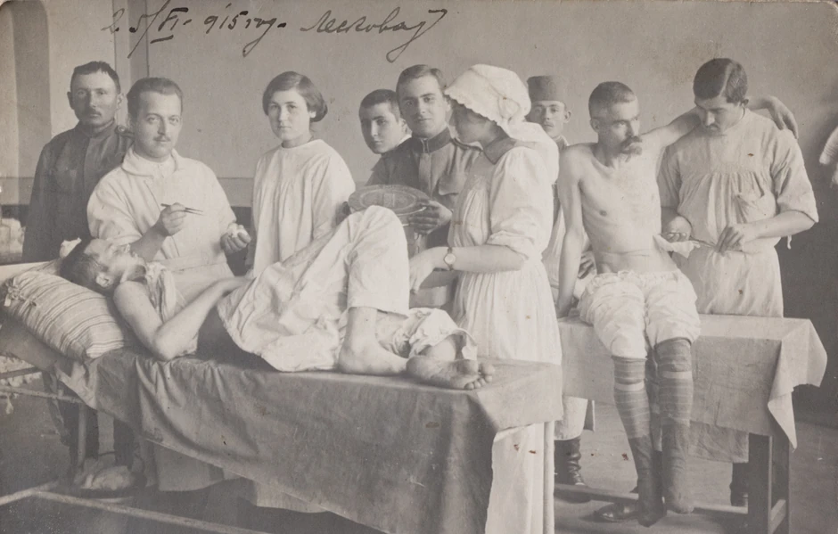 Smilja Kostić, previjanje ranjenika, 1915.