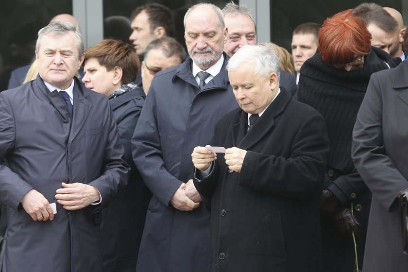 Duda i Szydło na pogrzebie polityka. Przegrał z białaczką