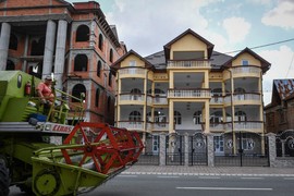 Ovo je NAJBOGATIJE ROMSKO SELO: Svaka kuća je PALATA, ali od količine KIČA PEKU OČI! Svaki cvonjak su uložili i sad PAS NEMA ZA ŠTA DA IH UJEDE