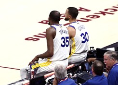 Kevin Durant trafił z ponad 10 metrów. Golden State Warriors o krok od obrony tytułu