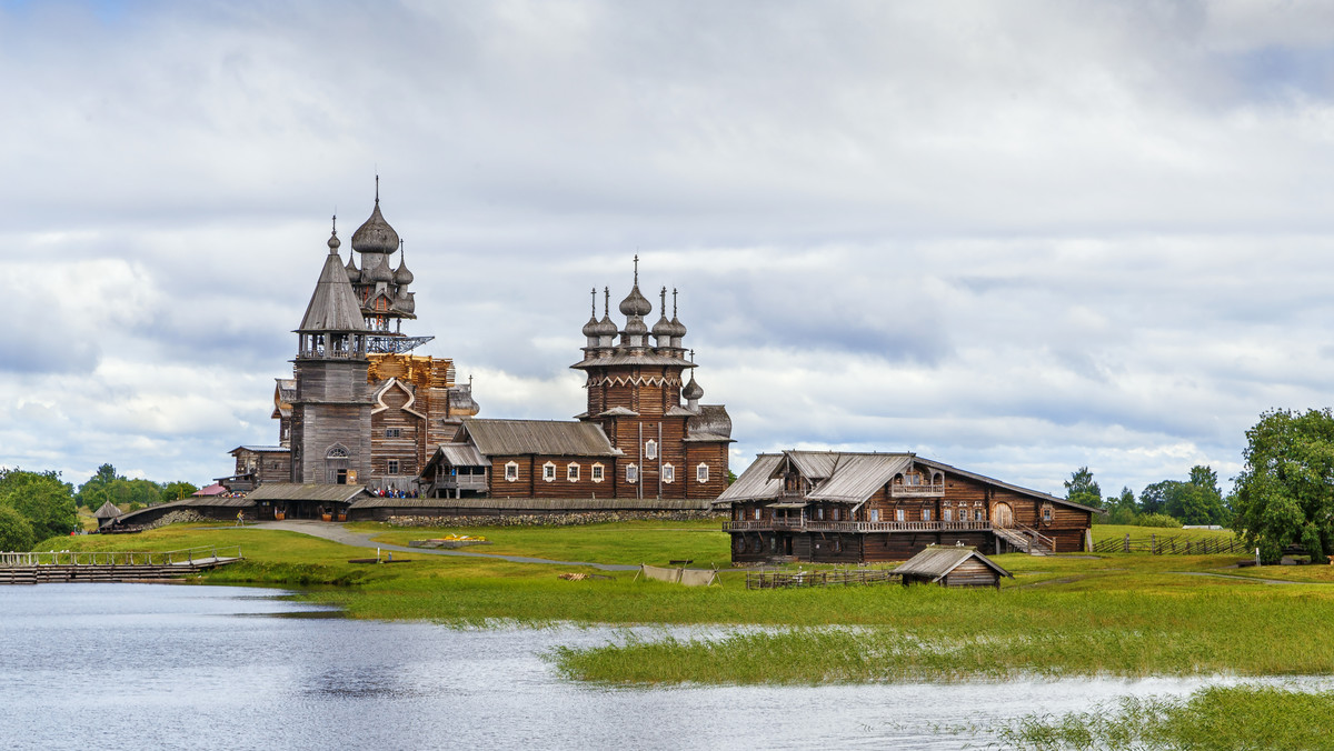 Cerkwie na wyspie Kiży na jeziorze Onega to znane i często odwiedzane przez turystów zabytki architektoniczne znajdujące się na wyspie na jeziorze Onega w Karelii (autonomiczna republika wchodząca w skład Federacji Rosyjskiej) w rejonie miedwieżjegorskim w północnej Rosji. Cerkwie na wyspie Kiży na jeziorze Onega wpisane zostały na listę światowego dziedzictwa UNESCO oraz na listę dziedzictwa kulturalnego Federacji Rosyjskiej.