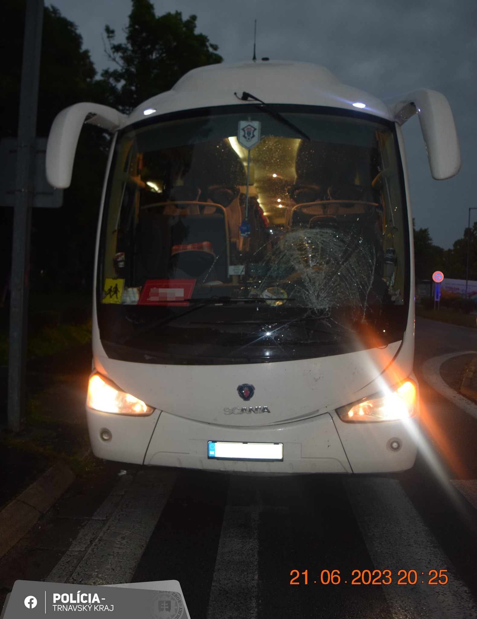 Autobus prevážajúci školákov zrazil v Piešťanoch chodca.