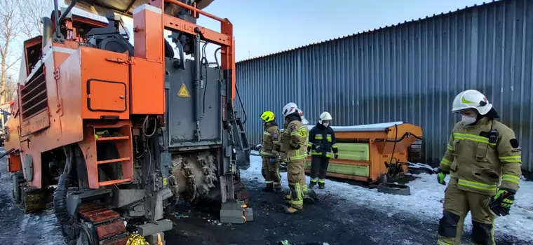 Mężczyzna wciągnięty do maszyny drogowej. Interweniowali strażacy