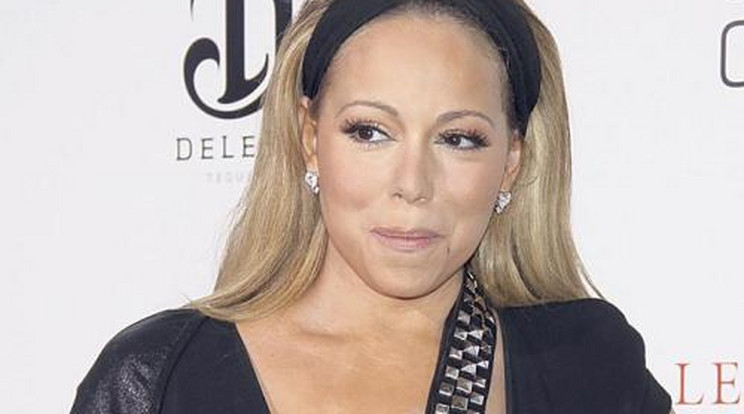 Buszon köpték le Mariah Careyt