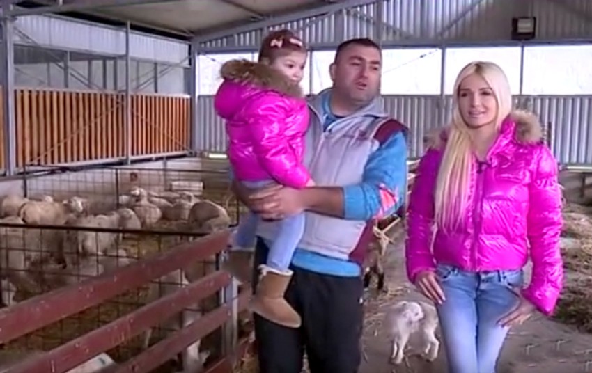 Sa suprugom i kćerkom u obilasku životinja