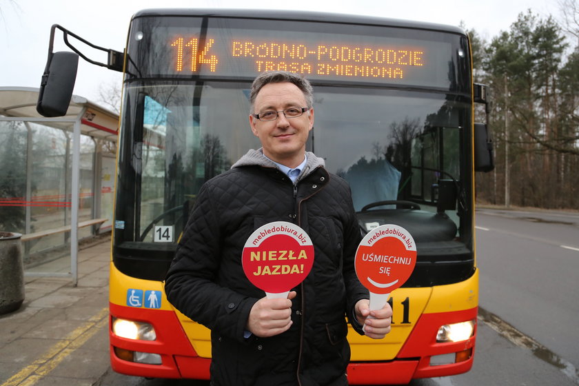 Po stolicy jeździ niezwykły autobus z wesołym kierowcom