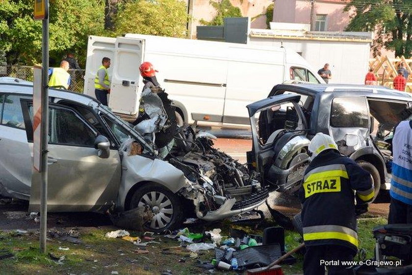 Karambol przy przejeździe kolejowym. Są ranni