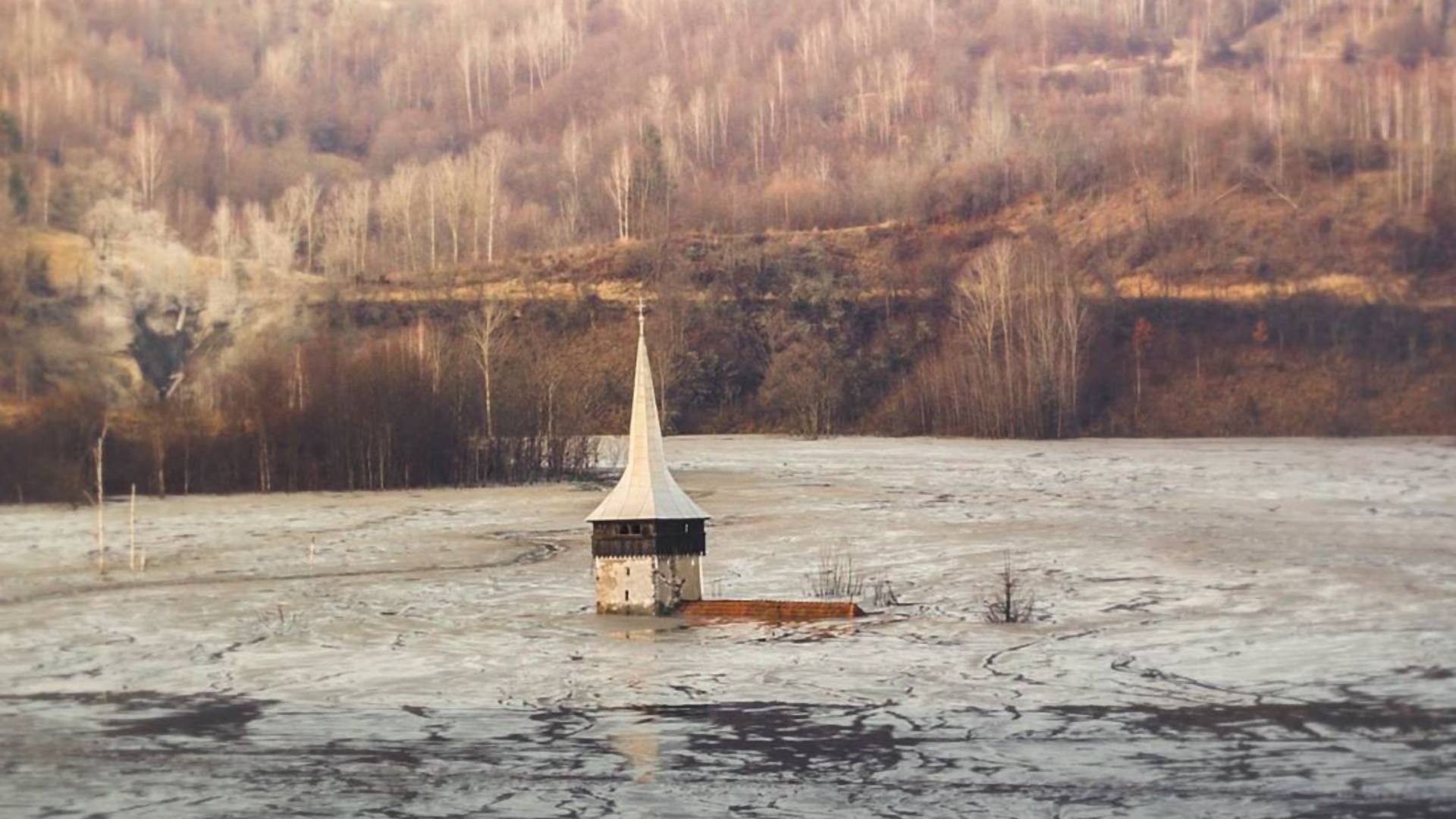 Toxické bahno zaplavilo dedinu v Rumunsku, stalo sa tak dôsledkom ťažby