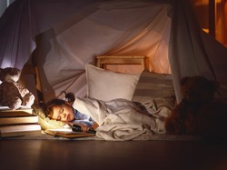 Potwór z szafy, czyli czego boją się dzieci i jak radzić sobie z ich lękami?