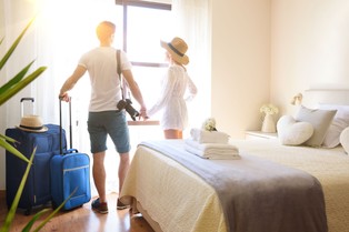 Jakie zagrożenia czekają na turystów? Oto najczęściej spotykane oszustwa