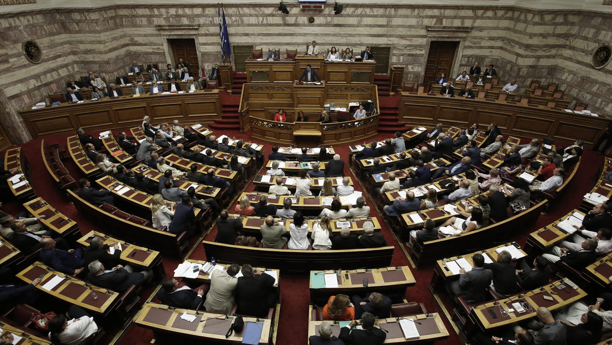 Po wielogodzinnej debacie grecki parlament przyjął drugi pakiet ustaw wymaganych przez międzynarodowych wierzycieli jako warunek rozpoczęcia rozmów o wielomiliardowym pakiecie ratunkowym dla Aten. Przeciwko reformom głosowało wielu członków Syrizy.